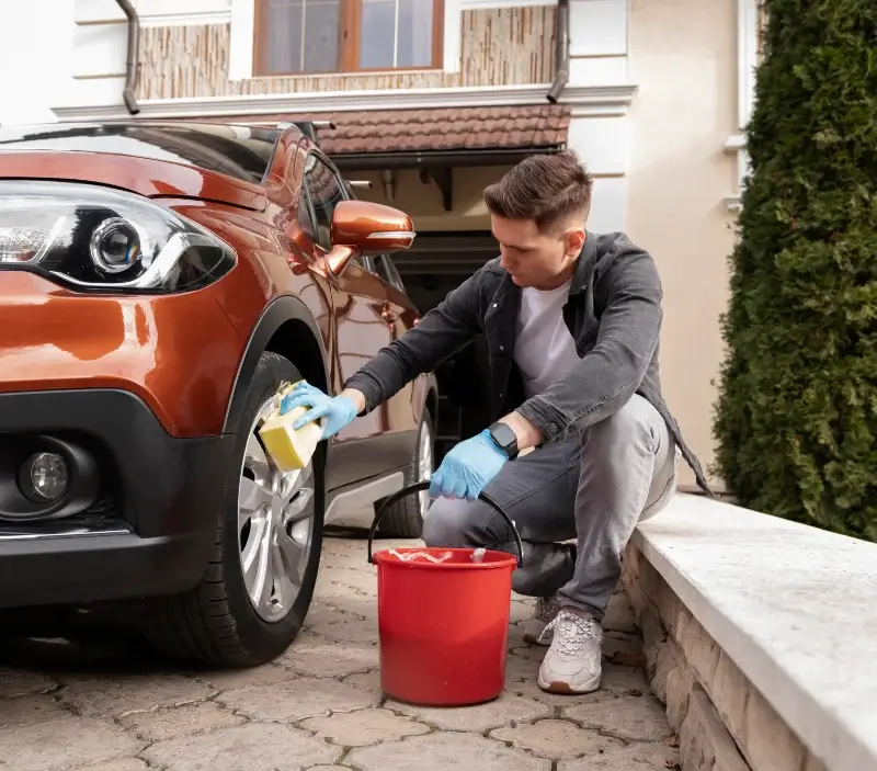 Lavage auto à domicile Saussines : professionnel intervenant sur un véhicule